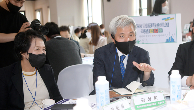 전국평생학습도시협의회(회장:곽상욱 오산시장)이 국민원정대 원탁토론회 진행을 하고 있다(사진=오산시 제공)