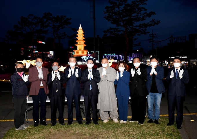 파주시는 부처님 오신날을 앞두고 금촌 회전교차로에 한지등 불을 밝혔다.(사진=파주시 제공) 