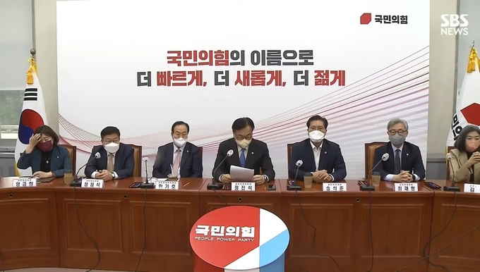 국민의힘 정진석 공천관리위원장이 22일 오전 국회에서 6·1 지방선거 경기, 인천, 울산, 경남 광역단체장 경선 결과를 발표하고 있다. (사진=유튜브 캡쳐)