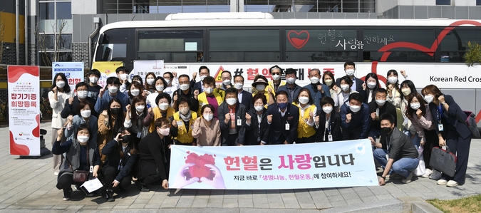 양평군(군수 정동균)에서는 지난 20일 코로나19 장기화로 인한 혈액 수급 위기 극복 및 생명 나눔 실천을 위한 '헌혈 및 장기기증 등록 행사'를 운영했다. (사진=양평군 제공)