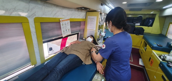 양평군(군수 정동균)에서는 지난 20일 코로나19 장기화로 인한 혈액 수급 위기 극복 및 생명 나눔 실천을 위한 '헌혈 및 장기기증 등록 행사'를 운영했다. (사진=양평군 제공)