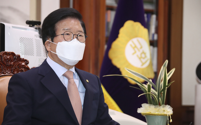 박병석 국회의장이 22일 국회 의장실에서 검수완박'(검찰 수사권 완전 박탈) 법안 관련 중재안을 여야 원내대표에게 전달하고 "양당 의원총회에서 의장 중재안을 수용해줄 것을 강력히 요구한다"라는 입장을 발표하고 있다. (사진=국회사진기자단/연합뉴스)