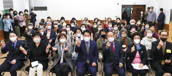 대한노인회 용인시 수지구지회 부설 '제11기 노인대학' 입교식이 22일 죽전2동과 동천동 행정복지센터에서 각각 열렸다.(사진=용인시 제공