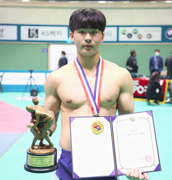 22일 강원도 인제군 원통체육관에서 열린 제76회 전국씨름선수권대회 선수권부 경장급(75㎏급)에서 우승을 차지하며 단체전 1위에 이어 대회 2관왕에 오른 임주성(경기대)이 기념사진을 찍고 있다. (사진=대한씨름협회 제공)