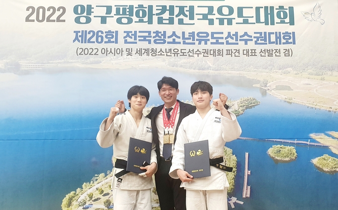 22일 강원도 양구군 양구문화체육회관에서 열린 2022 양구평화컵 전국유도대회 남자대학부에서 우승한 73㎏급 진선영(오른쪽)과 60㎏급 조환균(이상 경기대·왼쪽)이 김재훈 경기대 유도감독과 기념사진을 찍고 있다. (사진=경기대 유도부 제공) 