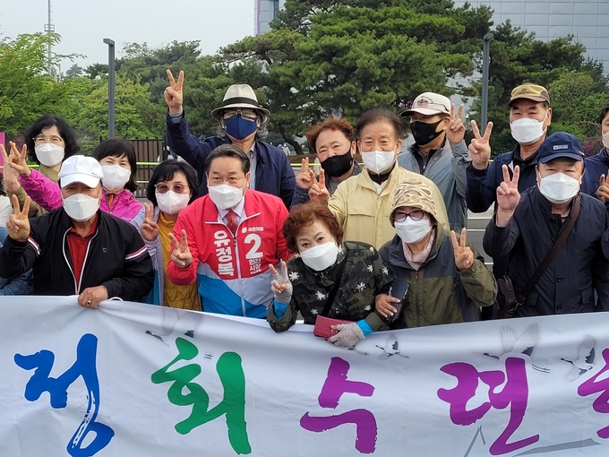 유정복 인천시장 예비후보가 23일 오전 인천터미널에서 수련회를 떠나는 시민들과 기념촬영을 하고 있다.