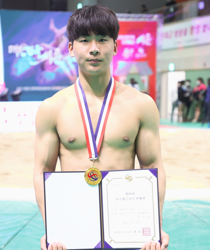 23일 강원도 인제군 원통체육관에서 열린 제76회 전국씨름선수권대회 대학부 경장급(75㎏급)에서 우승한 임주성(경기대)이 기념 촬영을 하고 있다. (사진=대한씨름협회 제공)