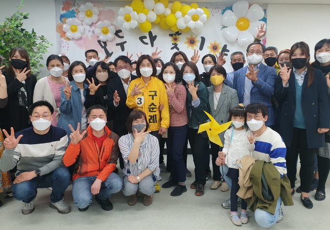 23일 오후 구순례 인천 남동구의원 '마'선거구 예비후보가 인천 남동구 서창동동에 있는 선거사무소에서 개소식을 열고 지지자들과 기념촬영을 하고 있다.( 사진 = 최태용 기자 )