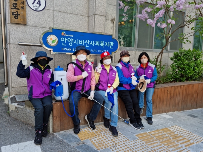 안양 비산 1동지역사회 보장 협의체가 상인들을 위해 방역 소독 봉사 활동을 펼쳤다.(사진=안양시 제공)