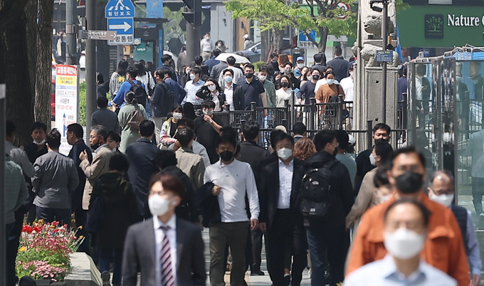 지난 19일 사회적 거리두기가 전면 해제된 가운데 서울 종로의 거리가 직장인들로 붐비고 있다. (사진=연합뉴스/자료사진)