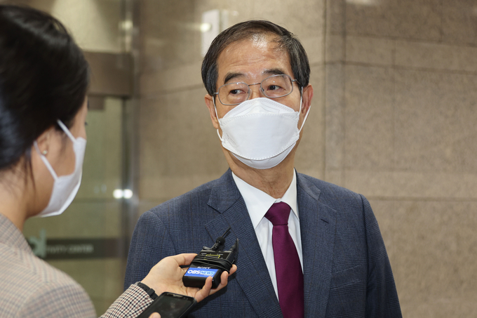  한덕수 국무총리 후보자가 22일 오전 서울 종로구 한국생산성본부 건물에 마련된 국회 인사청문회 준비단 사무실로 출근하며 기자의 질문에 답하고 있다. (사진=연합뉴스)