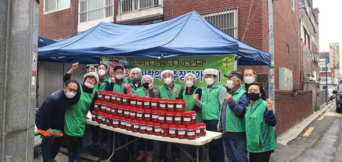 광명시 광명3동 취약계층 어르신 80가구에 고추장 직접 만들어 전달했다.(사진=광명시 제공)