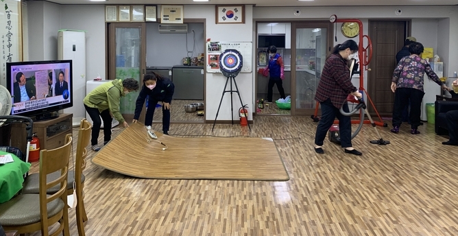 시흥시 과림동 행정복지센터는 최근 코로나19 유행 감소에 따라 노인여가 복지시설의 운영 재개를 위해 주민들과 함께 마을안길 환경 정비와 경로당 내부 청소에 한창이다.(사진=시흥시 제공)