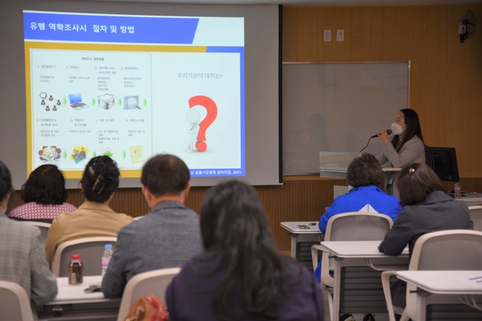감염관리 역량강화 교육이 요양시설 관계자들이 참석한 가운데 진행되고 있다. (사진=성남시의료원 제공)
