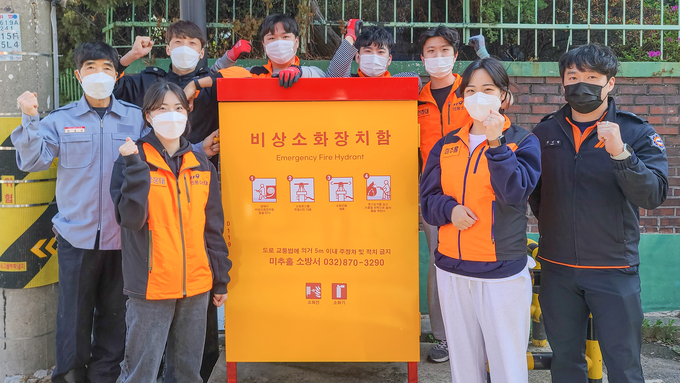 노후한 비상소화장치함 외부 디자인 개선에 나선 인하대.청운대 전문의용소방대원, 미추홀소방서 직원들. ( 사진 = 인하대 제공 )