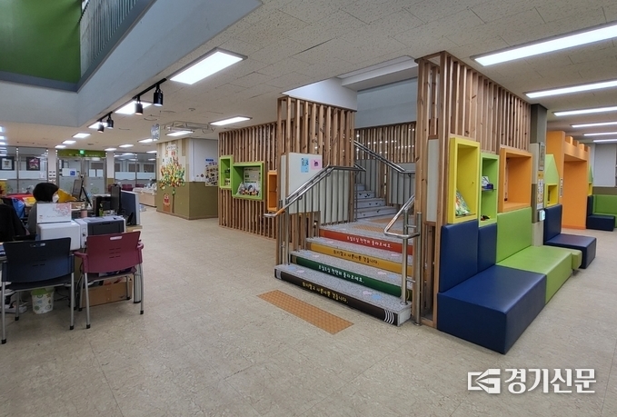 향동숲내초등학교 책향기도서관 내부에는 2층 교실과 연결된 중앙계단으로 아이들의 접근성을 높혔다. (사진=김한별 기자)
