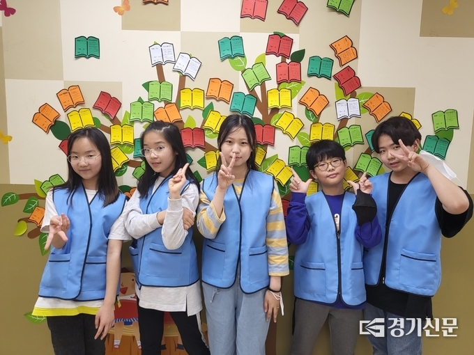 책향기도서관의 '책이 열리는 나무'는 매 학기마다 아이들의 독후감으로 가득찬 나뭇잎이 자라나고 있다. (경기신문=김한별 기자)