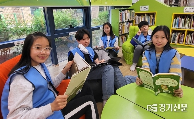 향동숲내초등학교 책향기도서관 2기 도서부원들이 다같이 모여 책을 읽고있다. 왼쪽부터 이지유(13), 문서빈(13), 곽재희(13), 박종휘(13), 허예지(13). (사진=김한별 기자)