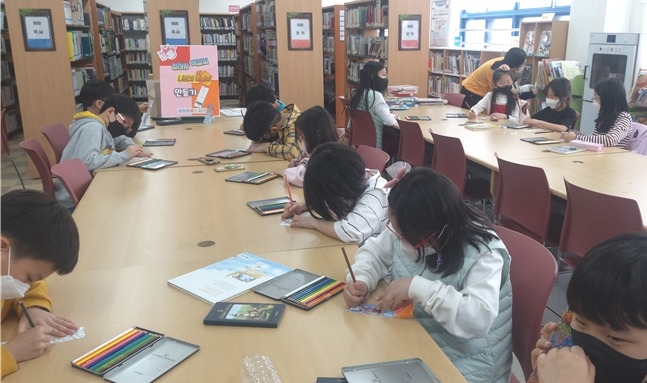 ‘세계 책의 날’을 맞아 독서행사에 참여한 학생들이 열심히 독서에 집중하고 있다.(사진=구리남양주교육지원청 제공)