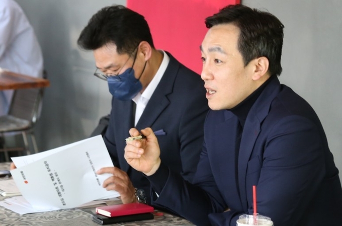 김민수 예비후보가 지난 21일 이마트 실무자둘과 면담에서 발언을 하고 있다. (사진=김민수 예비후보 제공)