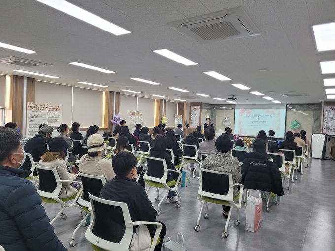 양평몽실학교 관계자가 양평몽실학교 개관식 및 정책마켓 발표 행사를 진행하고 있다. (사진= 양평몽실학교 제공)