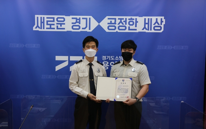  버스 화재 초기진화에 성공해 인명 및 재산 피해를 방지한 용인소방서 보정119안전센터 소속 이선도 소방장이 소방청장 표창장을 받았다.(사진=용인소방서 제공)