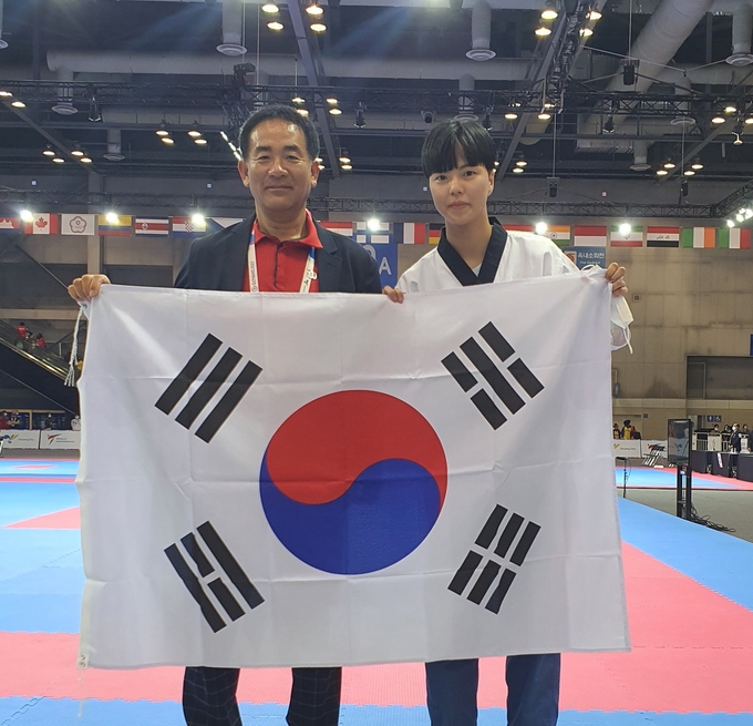 세계품새선수권대회에서 금메달을 목에 건 곽여원 서수. ( 사진 = 강화군 제공 )