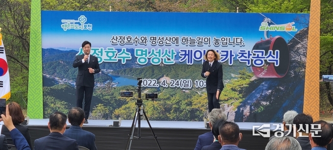 반월오페라단 소속의 바리톤 오유석(왼쪽), 테너 황태경(오른쪽)의 축하공연이 열리고 있다. (사진=문석완 기자)