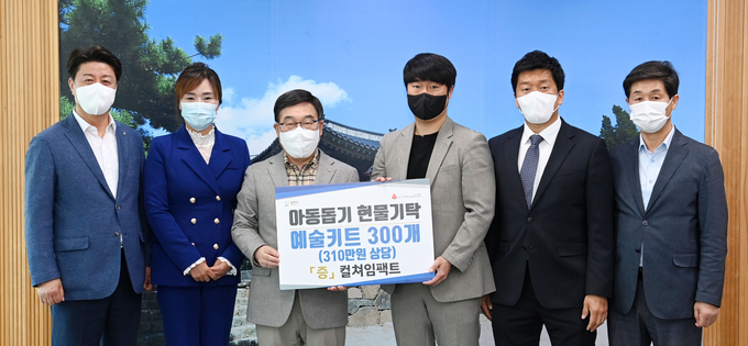 사회복지법인 렘넌트 (위)황상배 대표와 컬쳐임팩트(아래) 남진우 대표등 관계자들이 어려운 이웃과 아동을 위해 사용해 달라며 광주시장에게 현물을 기탁하고 있다..(사진=광주시 제공)