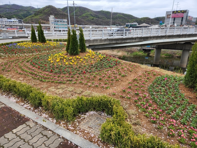 광주시 경안동과 곤지암읍은 봄철을 맞아 청사 테마정원 및 도로변 주변에 화단을 조성했다..(사진=광주시 제공)