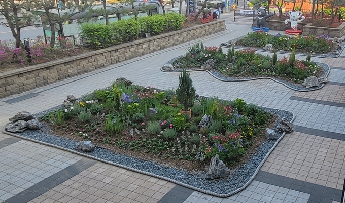 광주시 경안동과 곤지암읍은 봄철을 맞아 청사 테마정원 및 도로변 주변에 화단을 조성했다..(사진=광주시 제공)
