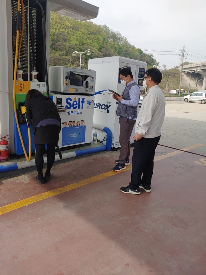 국세청과 석유관리원 현장점검 요원들이 가짜석유 여부 확인을 위해 시료를 채취하고 있다. (사진=국세청 제공)
