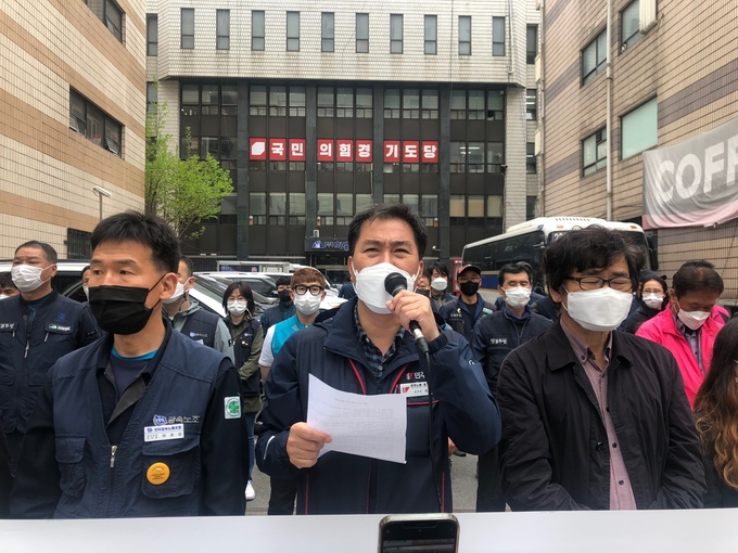 최정명 민주노총 경기본부장이 25일 국민의힘 경기도당 앞에서 윤석열 당선인의 반노동 정책을 지적하고 나섰다. (사진=김한별 기자)