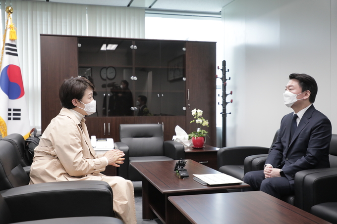 국민의힘 경기도지사 후보인 김은혜 의원이 25일 종로구 통의동 대통령직인수위원회에서 안철수 대통령직인수위원장을 만나 국정과제에 경기도 현안을 반영할 것을 요청했다. (사진=김은혜 캠프 제공)