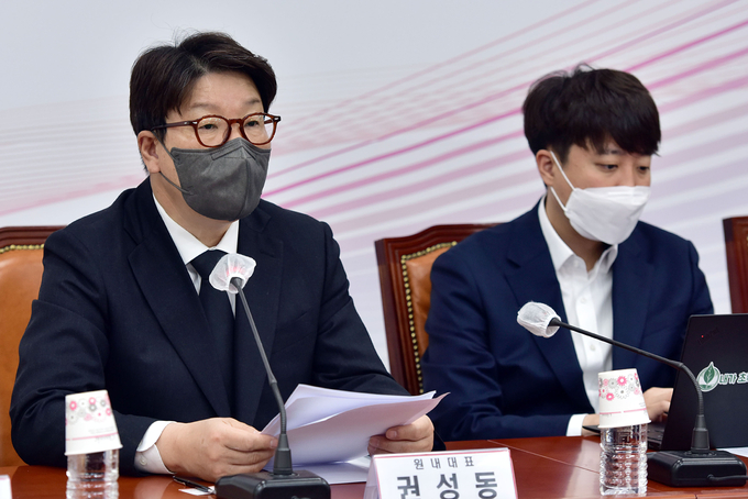  국민의힘 권성동 원내대표가 25일 서울 여의도 국회에서 열린 최고위원회의에서 '검수완박' 중재안 합의에 관해 발언하고 있다. (사진=국회사진기자단/연합뉴스 제공)