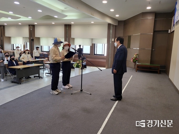 대표로 선정된 어린이들이 박윤국 이사장 앞에서 결의문을 낭독하고 있다. (사진=포천시자원봉사센터 제공)