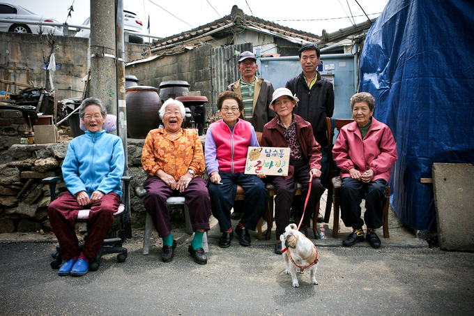박김형준 ‘남수동 길다방 단체사진’(2012), 디지털C-프린트, 50.8x76.2㎝. (사진=수원시립미술관 제공)