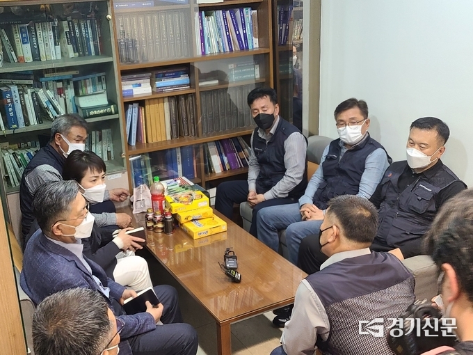 경기지방노동위원회에 방문해 노동측 교섭위원과 면담하는 김은혜 국민의힘 경기도지사 후보. (사진=임석규 수습기자)