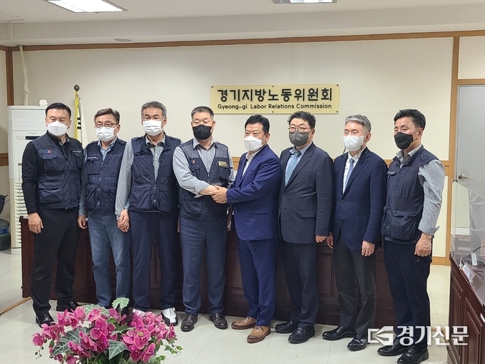 2차 조정 회의 후 악수를 나누는 노·사 교섭위원들. (사진=임석규 수습기자)