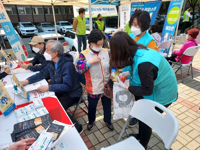 군포 산본 주몽 1단지 관리사무소가 단지내에 부스를 마련하고 건강 디딤돌 캠페인 행사를 펼치고 있다.(사진=산본 주몽 1단지 관리사무소 제공)