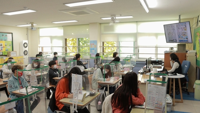 '우리학교 만화탐험대' 교육하는 모습. (사진=부천만화영상진흥원)