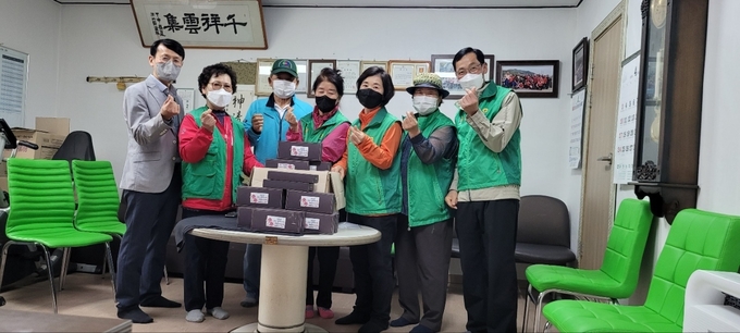 광명시 학온동 새마을지도자협의회·부녀회는 제50회 어버이날을 맞아 지난 25일부터 관내 만 69세 이상 어르신 490여 명에게 사랑의 양말세트를 전달한다.(사진=광명시 제공)