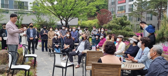 신상진 예비후보가 제일풍경채 입주민들과 간담회를 갖고 있다. (사진=신상진 예비후보 제공)