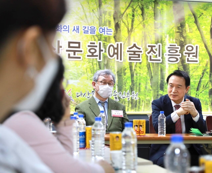 임태희 경기도교육감 예비후보(오른쪽)가 남양주를 방문해 남양주학부모모임과 간담회를 가졌다.(사진=임태희 예비후보 캠프 제공)