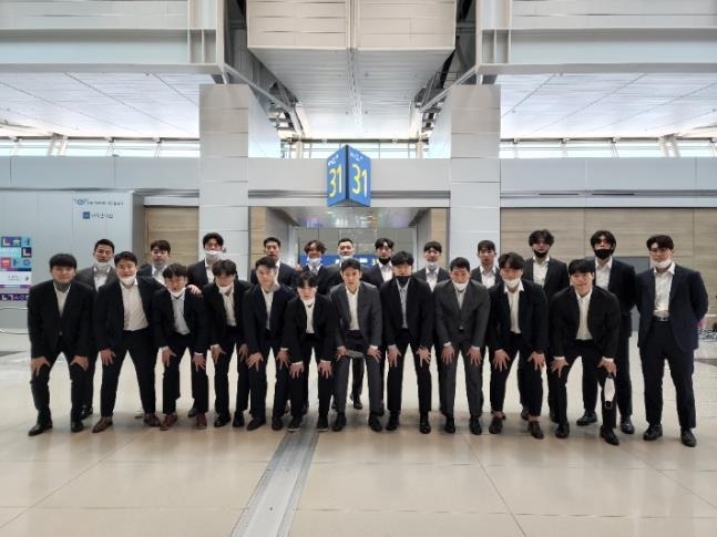 2022 국제아이스하키연맹(IIHF) 세계선수권 디비전 1 그룹 A(2부리그) 대회에 출전하는 한국 남자 아이스하키 대표팀인 25일 인천국제공항에서 출국에 앞서 기념사진을 찍고 있다. (사진=대한아이스하키협회 제공)