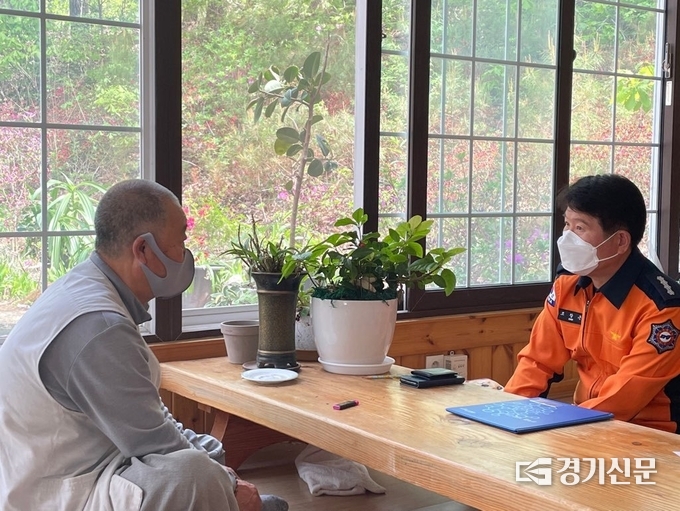 포천소방서에서 자인사를 찾아 화재 예방 컨설팅을 하였다. (사진=포천소방서 제공)