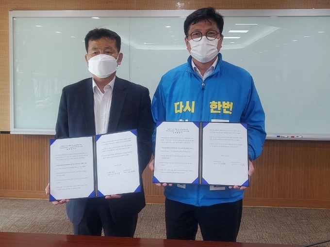 26일 오후 도성훈 인천시교육감 예비후보(오른쪽)와 김영국 한국노총 인천본부 의장이 정책협약식을 진행하고 있다. ( 사진 = 도성훈 캠프 제공 )