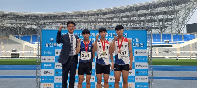 26일 용인 미르스타디움에서 열린 2022 춘계 경기도초중고학년별육상대회 겸 제51회 전국소년체육대회 경기도선발전 남자중등3학년부 200m에서 입상한 선수들이 기념사진을 찍고 있다. (사진=경기도육상연맹 제공)