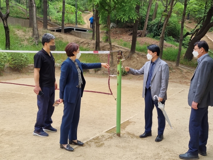 안양시의회 최병일 보사환경위원장 생활체육시설물 현장점검 모습.(사진=안양시의회 제공)