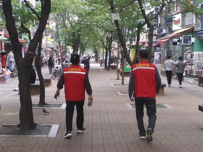 파주시 금촌동 일대 노점 및 노상적치물 단속에 나선 단속원들(사진=파주시 제공)